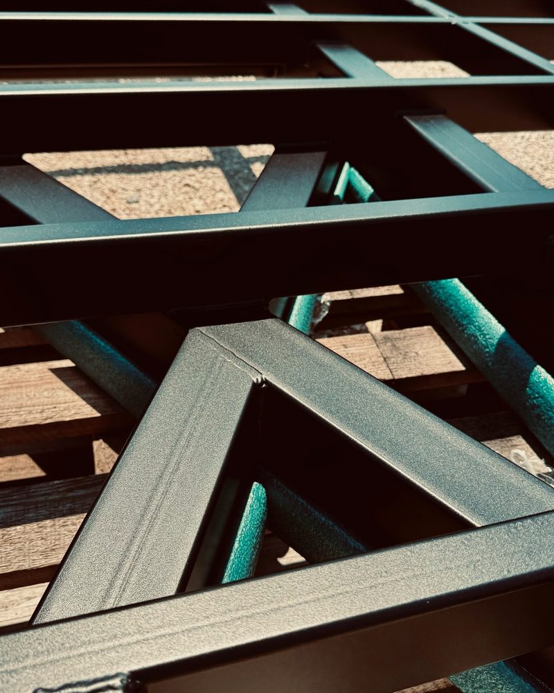 Détail d'une structure en acier à finition texturée noire